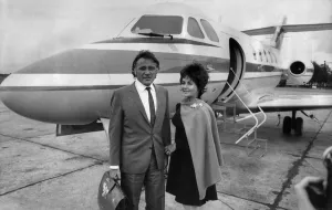 Richard Burton & Elizabeth Taylor arrive by private jet at RAF Abingdon, Oxfordshire Richard Burton & Elizabeth Taylor arrive by private jet at RAF Abingdon, Oxfordshire