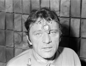 Richard Burton with gift for wife Elizabeth Taylor, a £380 Richard Burton with gift for wife Elizabeth Taylor, a £380
