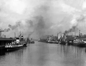 River Clyde Glasgow 1947 boats barge barges steam boats smoke working river scene River Clyde Glasgow 1947 boats barge barges steam boats smoke working river scene