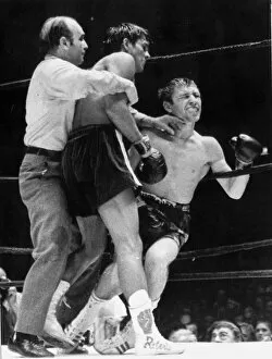 Images Dated 26th June 1972: Robert Duran versus Ken Buchanan New York June 1972 Ken receives blow from Roberto