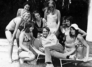Images Dated 28th June 1971: Robert Vaughn actor with girls - June 1971 Dbase MSi
