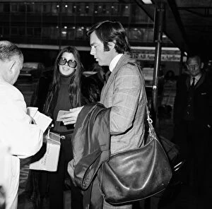 Images Dated 23rd November 1970: Robert Wagner and Tina Sinatra left Heathrow Airport hand in hand for Los Angeles today