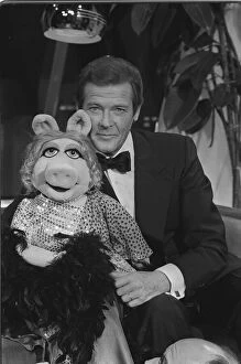 Images Dated 1st May 1980: Roger Moore meets Miss Piggy from the Muppets 80-2307 Box 29 Date 1