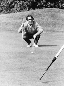 Ronnie Corbett Comedian crouches down to eye up a putt during a golf match dbase Ronnie Corbett Comedian crouches down to eye up a putt during a golf match dbase