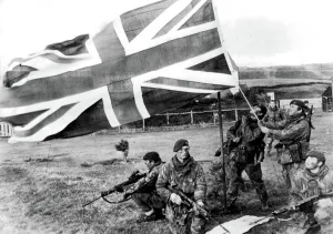 ROYAL MARINES RAISE UNION JACK OVER THE FALKLAND ISLANDS 1982 ROYAL MARINES RAISE UNION JACK OVER THE FALKLAND ISLANDS 1982