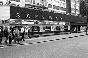 Safeway supermarket in London. 19th October 1980 Safeway supermarket in London. 19th October 1980