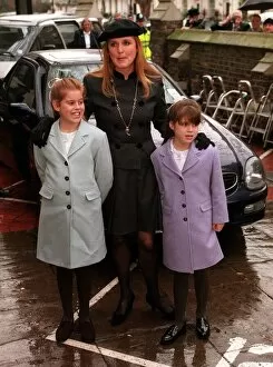Images Dated 15th December 1998: Sarah Ferguson with daughters Beatrice & Eugenie Dec 1998 at the memorial service