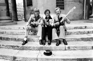 The Shadows busking on the steps of St Brides August 1977 77-04357-029 The Shadows busking on the steps of St Brides August 1977 77-04357-029