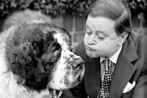Images Dated 12th January 1975: Shane the St. Bernard dog with Derek Roy, Britains biggest dog goes into showbiz