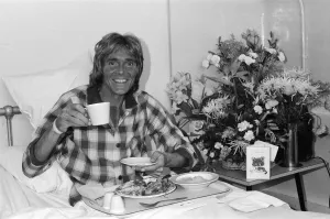 Mirror/1100to1199 01131/singer billy fury recovering hospital collapsed Mirror/1100to1199 01131/singer billy fury recovering hospital collapsed