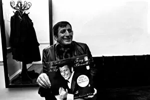 Images Dated 15th March 1973: Singer Tony Bennett in the dressing room at Newcastle City Hall before his performance