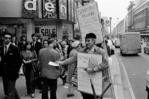 Images Dated 4th May 1972: Spike Milligan & wife Paddy use a Sandwich board - borrowed from British Rail Lost