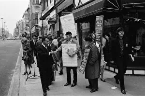 Images Dated 4th May 1972: Spike Milligan & wife Paddy use a Sandwich board - borrowed from British Rail Lost