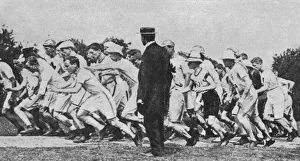 The start of the 1908 Olympic Marathon at Windsor Castle 24 July 1908 *** Local Caption The start of the 1908 Olympic Marathon at Windsor Castle 24 July 1908 *** Local Caption