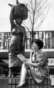 Statue by Hans Scharz deplicting a roman market woman at The Forum Shopping Centre Statue by Hans Scharz deplicting a roman market woman at The Forum Shopping Centre