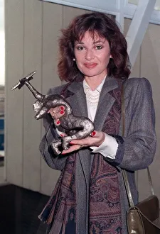 Stephanie Beacham Actress with award 1990 A©Mirrorpix Stephanie Beacham Actress with award 1990 A©Mirrorpix