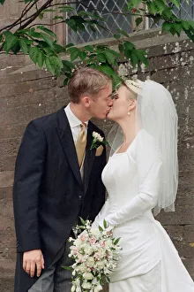 Stephen Hendry and wife Mandy share a kiss on their wedding day. Circa 1995 Stephen Hendry and wife Mandy share a kiss on their wedding day. Circa 1995