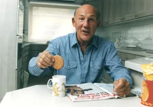 Stirling Moss dunkning biscuit in cup of tea reading magazine - June 1993 Stirling Moss dunkning biscuit in cup of tea reading magazine - June 1993