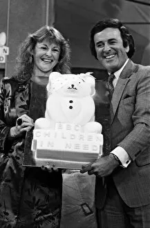 Images Dated 28th November 1987: Sue Cook and Terry Wogan, BBC Children in Need 1987. 28th November 1987