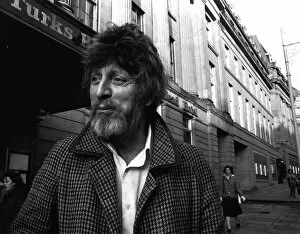 Images Dated 25th November 1982: Tom Baker outside the Royal Turks Head Hotel in Newcastle on 25th November 1982