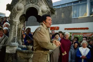 Tom Jones in Pontypridd town centre December 1987 Tom Jones in Pontypridd town centre December 1987