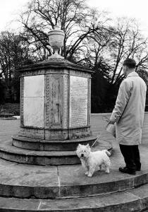 The tomb of Boatswain, Lord Byron's dog, at Newstead Abbey The tomb of Boatswain, Lord Byron's dog, at Newstead Abbey