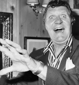 Tommy Cooper performing in bar of Wig and Pen club - July 1974 08/07/1974 Tommy Cooper performing in bar of Wig and Pen club - July 1974 08/07/1974
