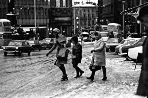 Images Dated 23rd November 1971: Traffic and pedestrains struggle against the snow on Neville Street