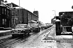 Images Dated 23rd November 1971: Traffic struggles along Bensham Bank, Gateshead, in the snow 23 Novemver 1971