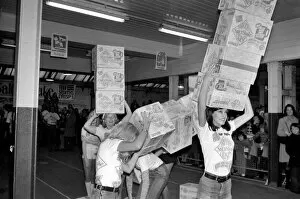 Images Dated 12th January 1975: Unusual: Games were played to introduce The New Blue Bag of Salt in the Smith Crisps in