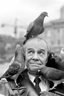 Images Dated 22nd January 1975: Unusual / Humour / Animals / Birds: Max Wall. Man with pigeons on head