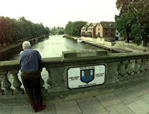 Images Dated 20th October 1997: A view from the Workman Bridge in Evesham. Man standing on a bridge over the River Avon