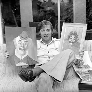 Images Dated 1st April 1974: Vince Hill painting at home. April 1974