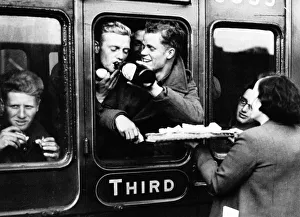 War 1939-45 Evacuation of troops from Dunkirk Volunteers supply refreshments to War 1939-45 Evacuation of troops from Dunkirk Volunteers supply refreshments to