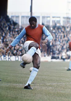 West Ham United footballer Clyde Best before a league match. November 1971 West Ham United footballer Clyde Best before a league match. November 1971