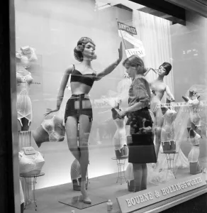 Who's the dummy? Window shopping at Bourne & Hollingsworth Department Store Who's the dummy? Window shopping at Bourne & Hollingsworth Department Store
