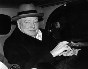 Winston Churchill leaves his home in Hyde Park gate , Londonfor Chartwell where he weill Winston Churchill leaves his home in Hyde Park gate , Londonfor Chartwell where he weill
