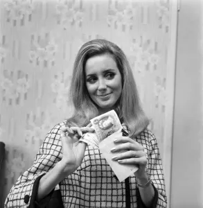 Woman counting her money. November 1969 Z11174-014 Woman counting her money. November 1969 Z11174-014