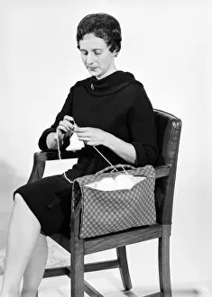 Images Dated 23rd December 2007: Woman knitting pose in the Daily Mirror studios Circa 1959