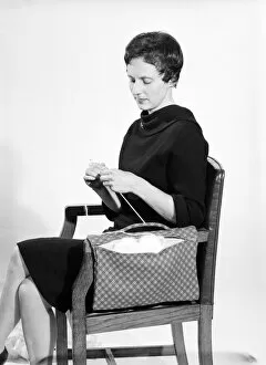Images Dated 23rd December 2007: Woman knitting pose in the Daily Mirror studios Circa 1959