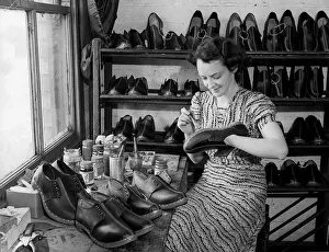 Woman Shoe maker 1941 women doing mens jobs during the war years Women at War WW2 Woman Shoe maker 1941 women doing mens jobs during the war years Women at War WW2