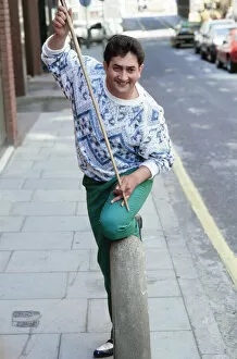 Images Dated 28th May 1986: World snooker champion Joe Johnson poses with cue in the street. 28th May 1986