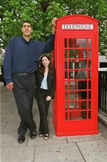Images Dated 13th May 1999: Worlds tallest man Radhouane Charib in London May 1999 at 7ft 9inches with Mirror