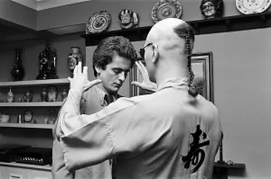Wrestler Kendo Nagasaki hypnotises reporter Nick Davies. 2nd September 1978 Wrestler Kendo Nagasaki hypnotises reporter Nick Davies. 2nd September 1978