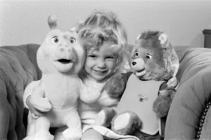 A young girl with soft toys, left a Teddy Ruxpin toy. 21st October 1986 A young girl with soft toys, left a Teddy Ruxpin toy. 21st October 1986