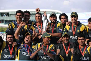 Younus Khan & Shahid Afaridi Celebrates With Team Mates Younus Khan & Shahid Afaridi Celebrates With Team Mates