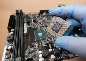 Images Dated 24th June 2024: Microprocessor Print: Onboard CPU and Socketed CPU Comparison