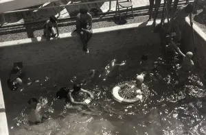 Album At the edge of Oceania 28 July to 10 August 1935 : Tourists photographed while swimming in the pool of cruise ship Oceania