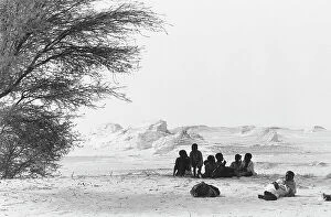 Related Images Collection: Children sitting in the Tener desert, in Niger, Africa