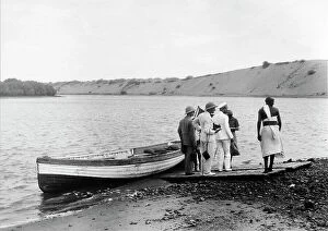 Related Images Collection: Group of people on the bank of the river Giuba in Gbuin in Somalia
